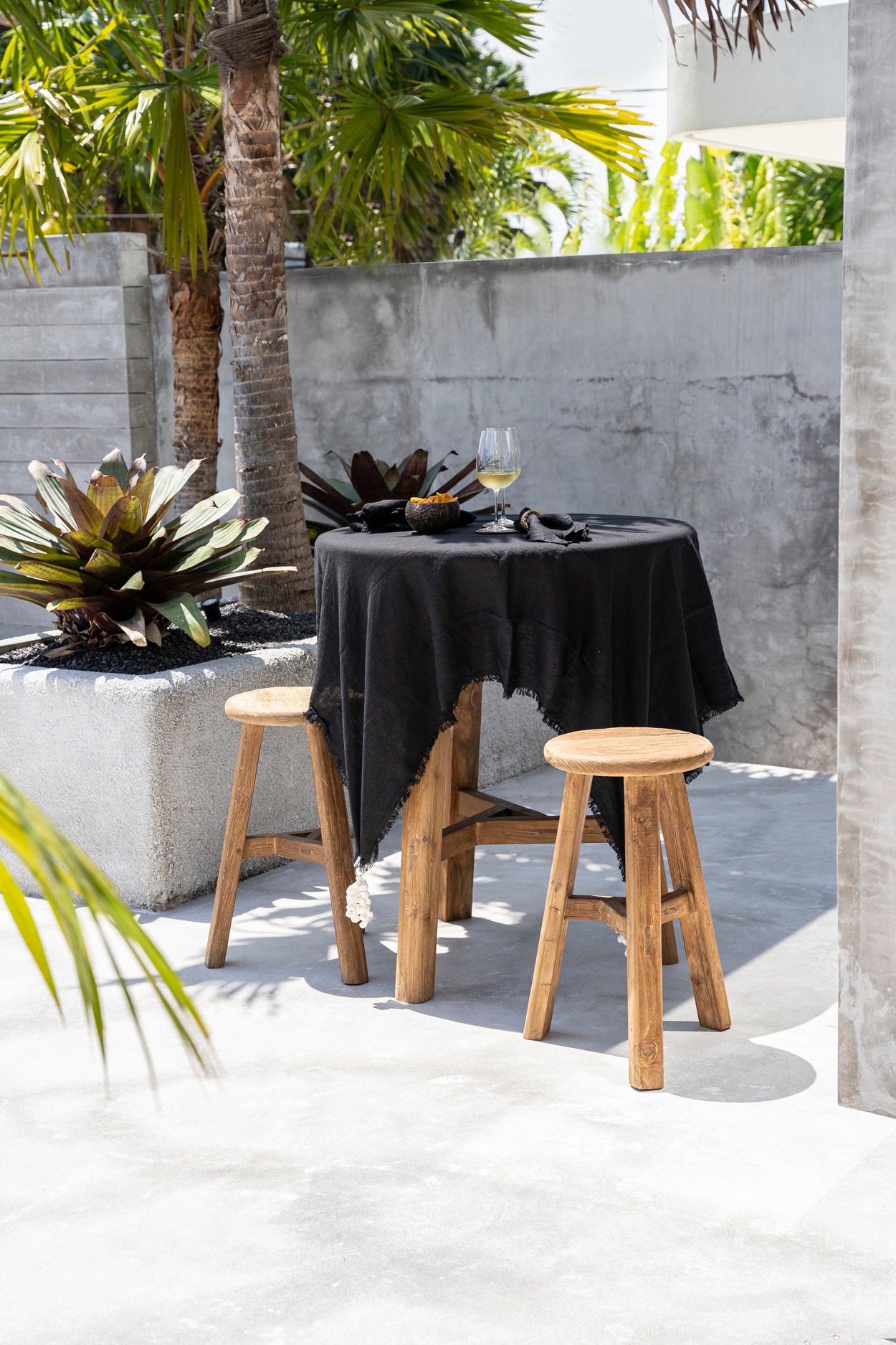 the-linen-tablecloth-black-150x150