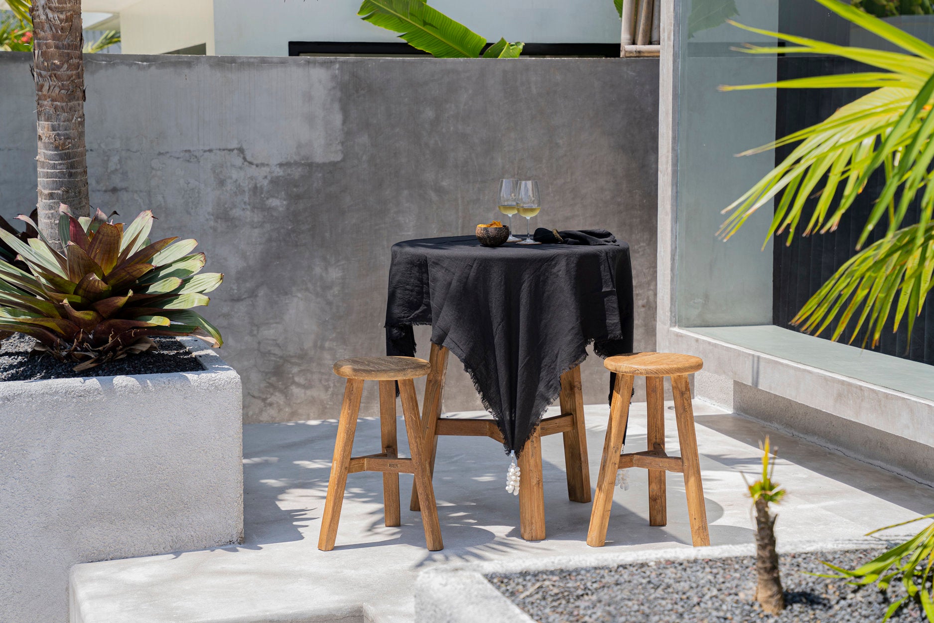 the-linen-tablecloth-black-150x150
