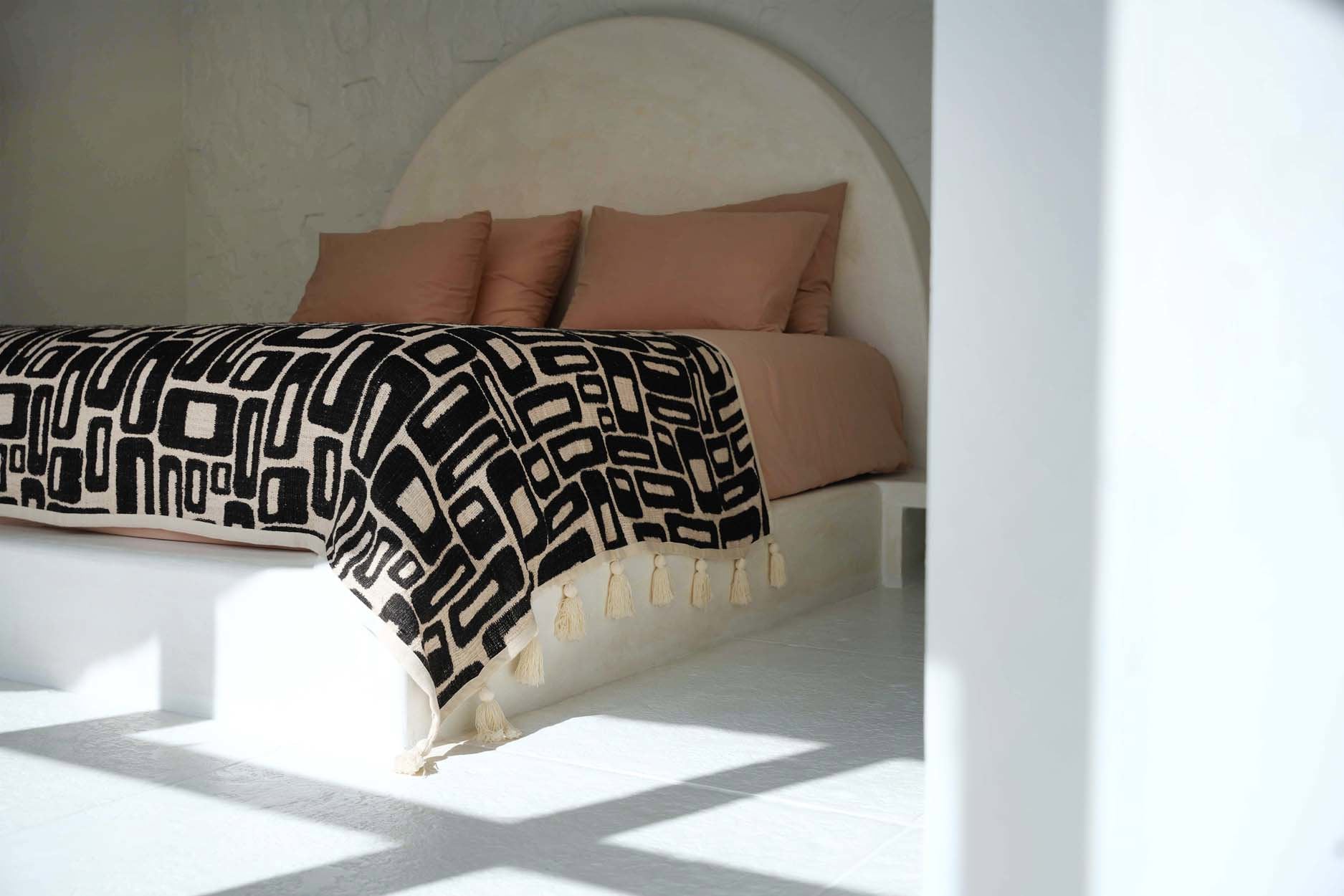 the-aztec-bed-throw-natural-black