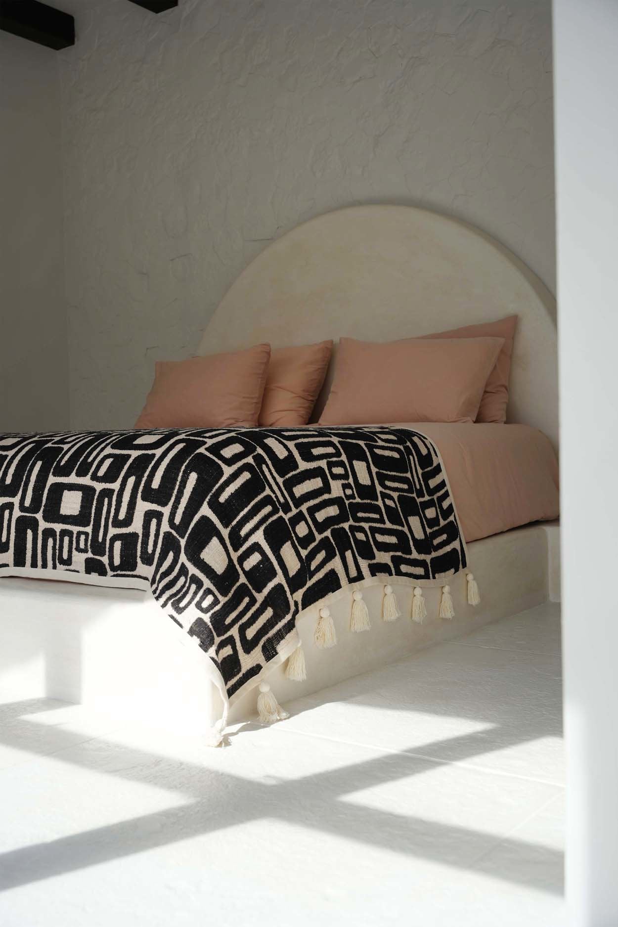 the-aztec-bed-throw-natural-black