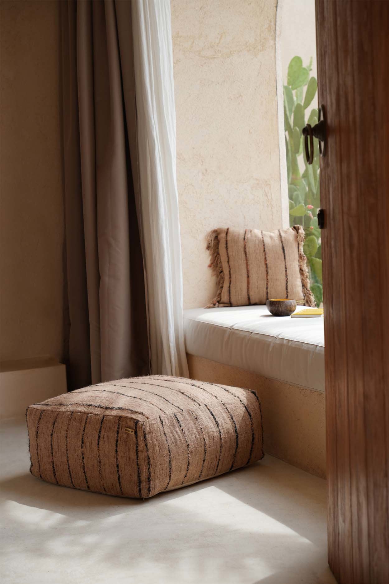 the-oh-my-gee-pouffe-beige-black