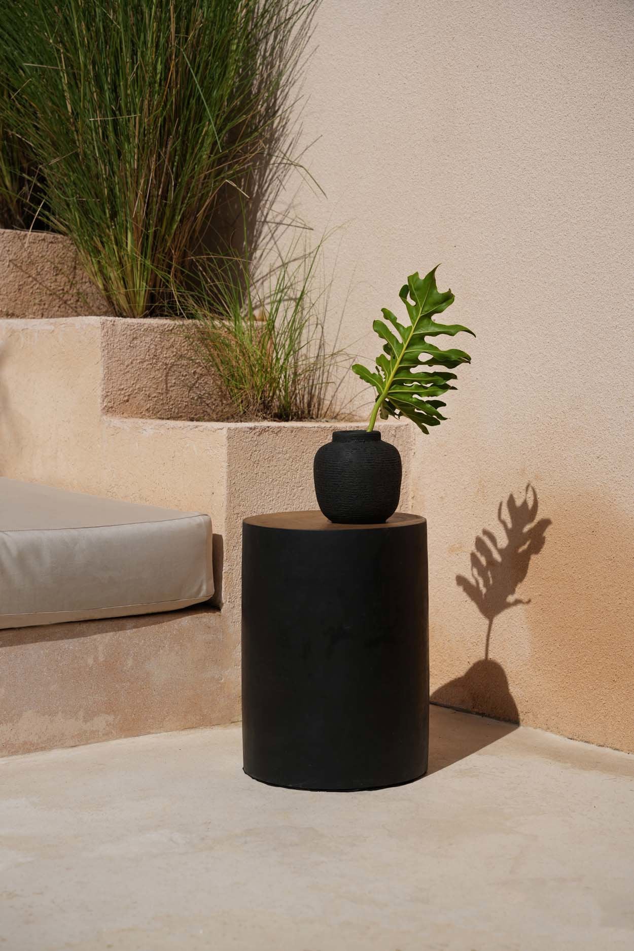 the-peaky-vase-black-s