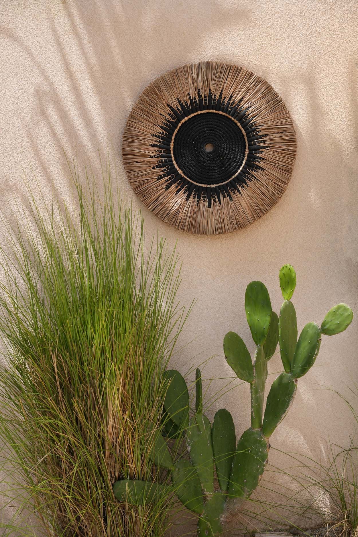 the-raffia-macrame-wall-deco-black-natural