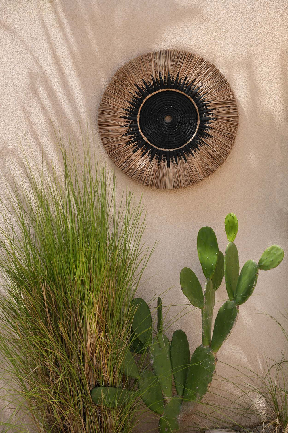 the-raffia-macrame-wall-deco-black-natural