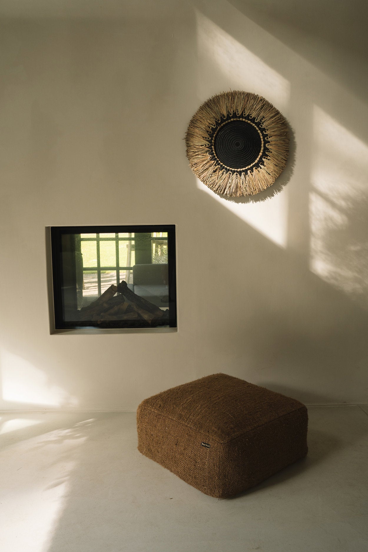 the-raffia-macrame-wall-deco-black-natural