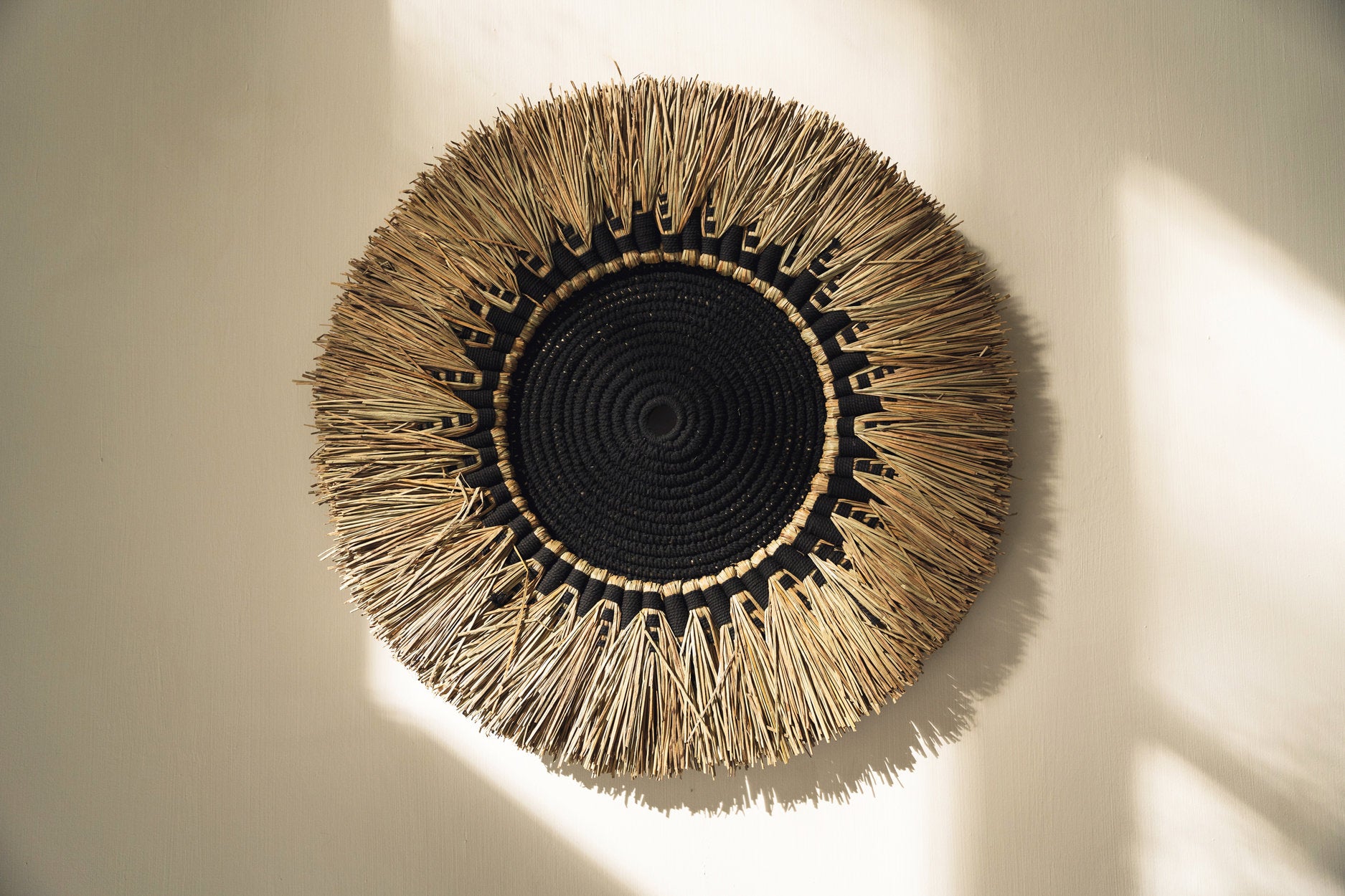 the-raffia-macrame-wall-deco-black-natural