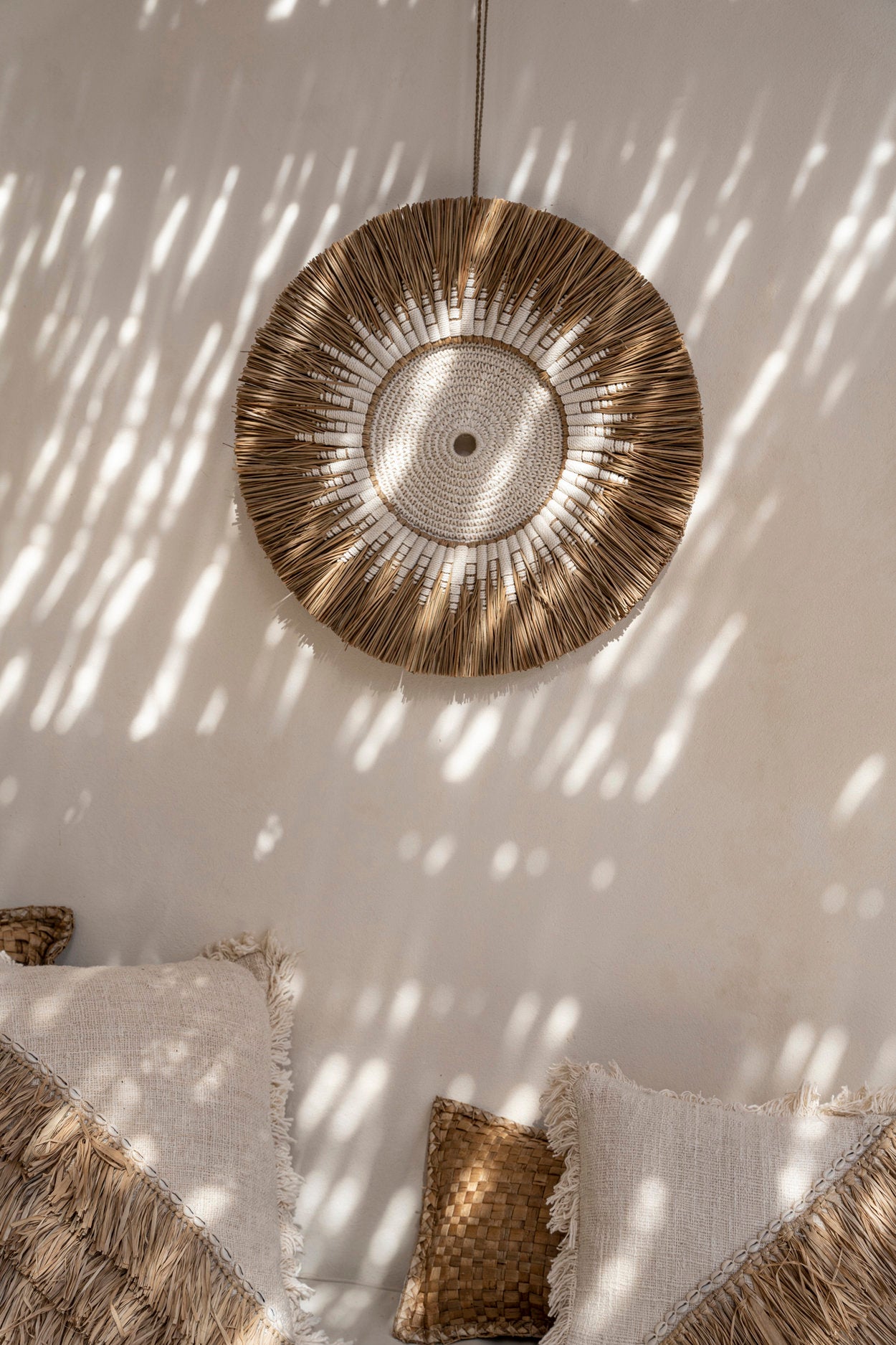 the-raffia-macrame-wall-deco-white-natural