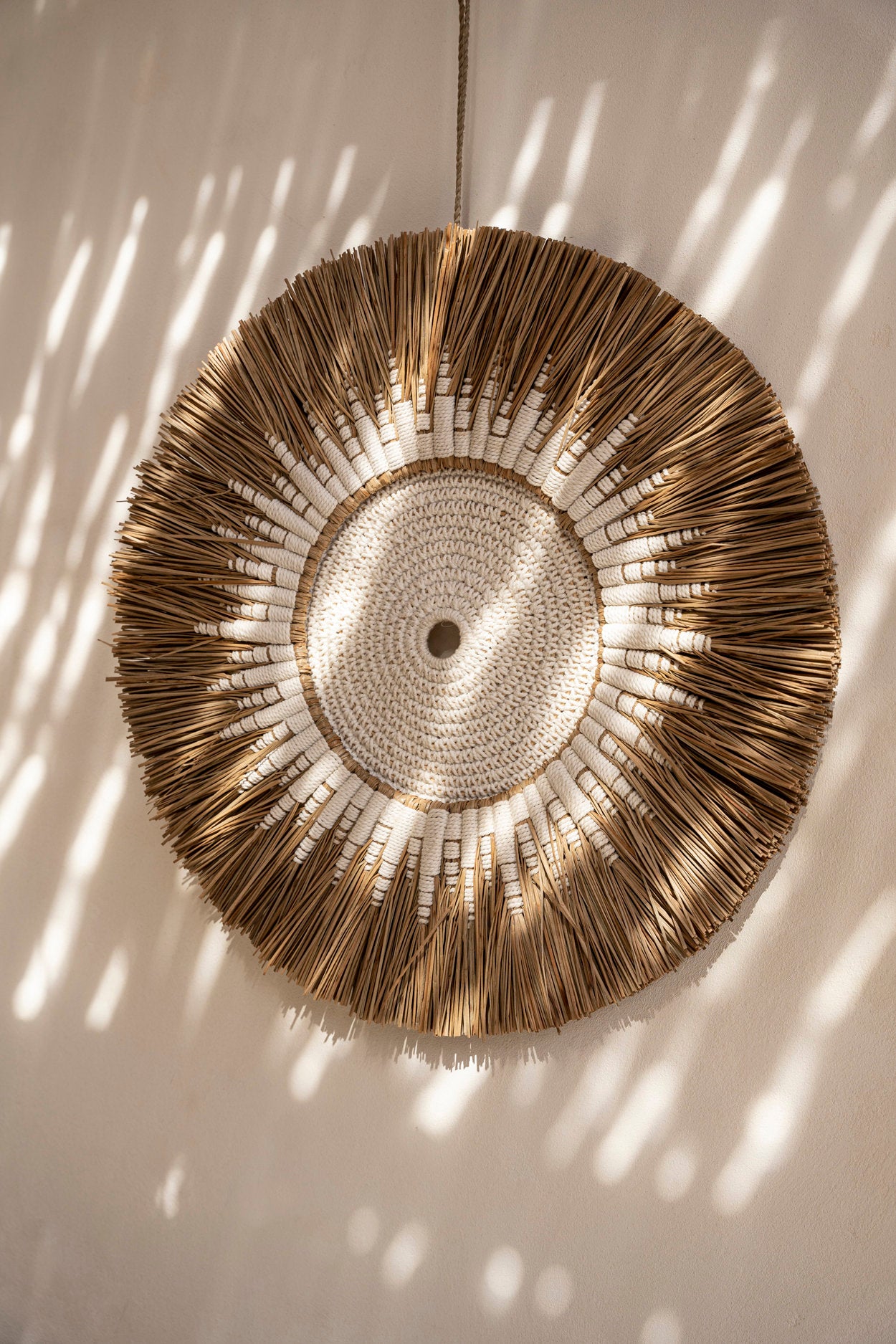 the-raffia-macrame-wall-deco-white-natural