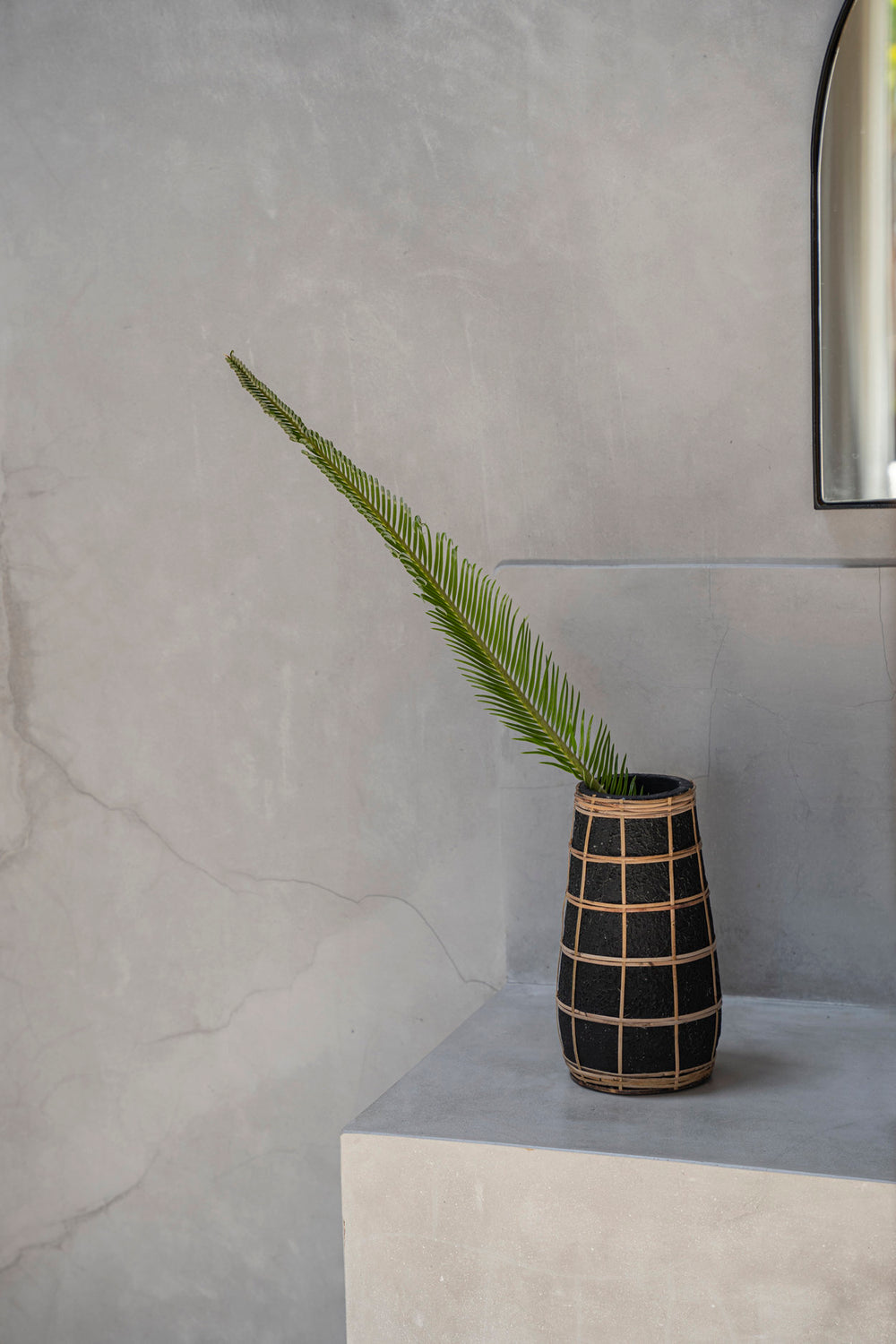 the-cutie-vase-black-natural-m