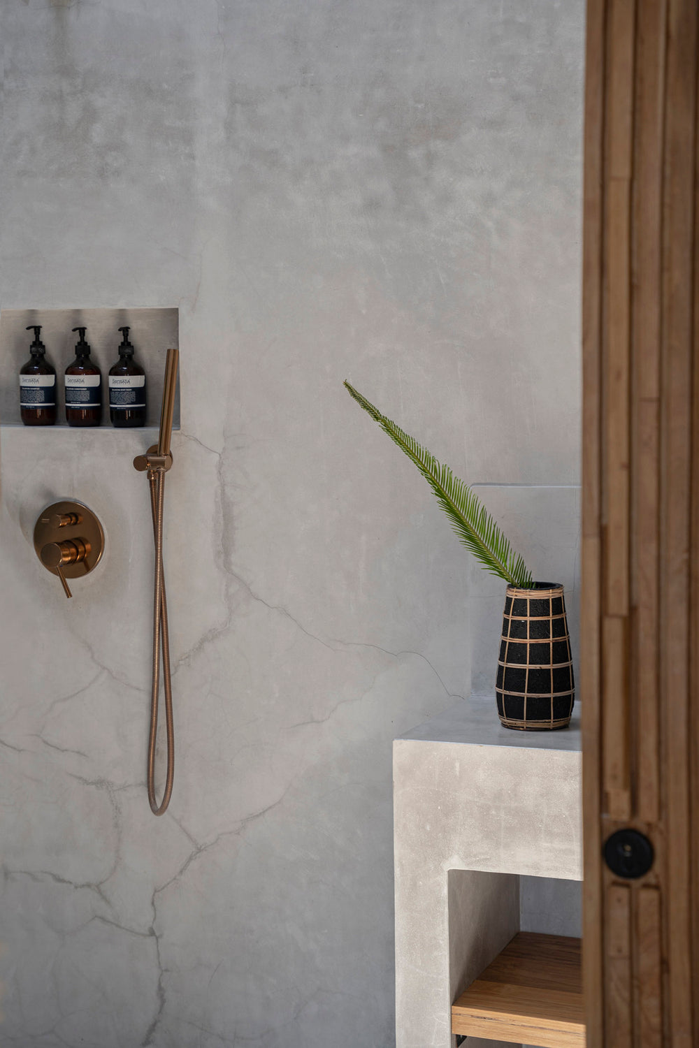 the-cutie-vase-black-natural-m