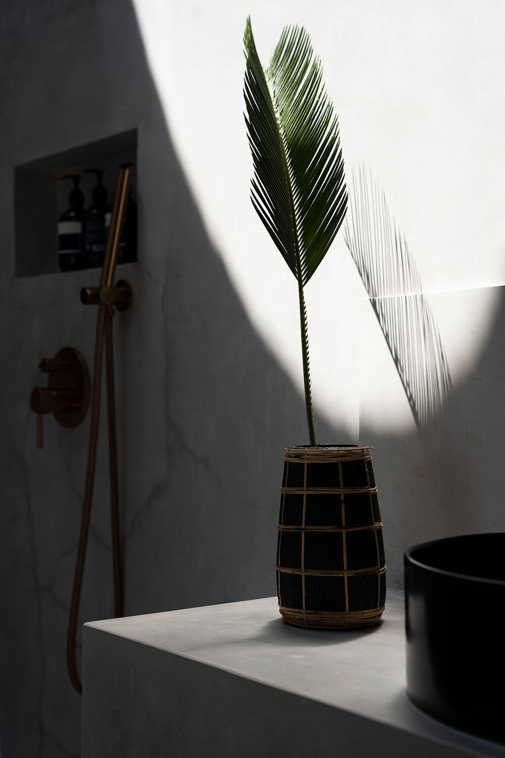 the-cutie-vase-black-natural-s
