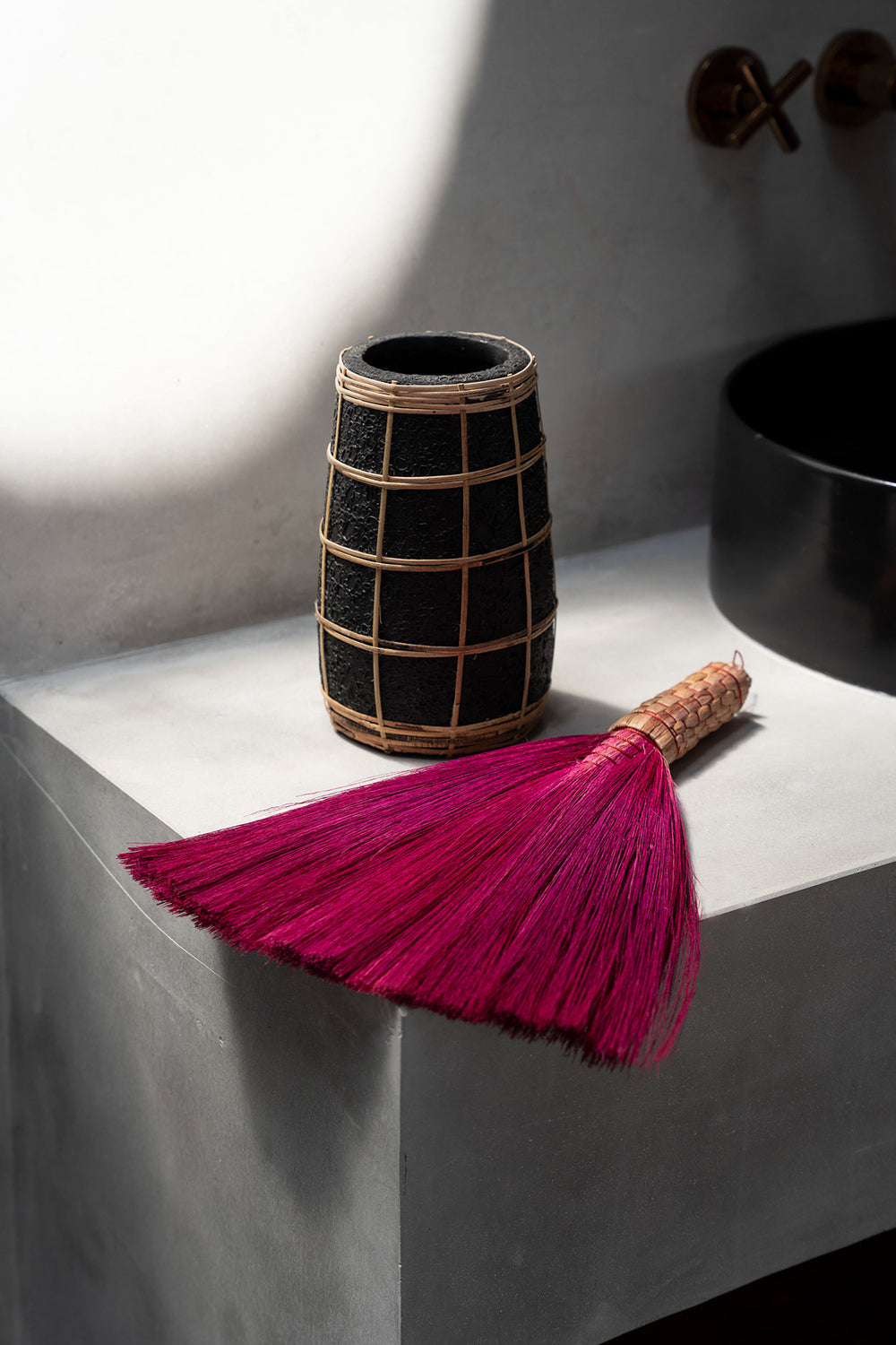 the-cutie-vase-black-natural-s