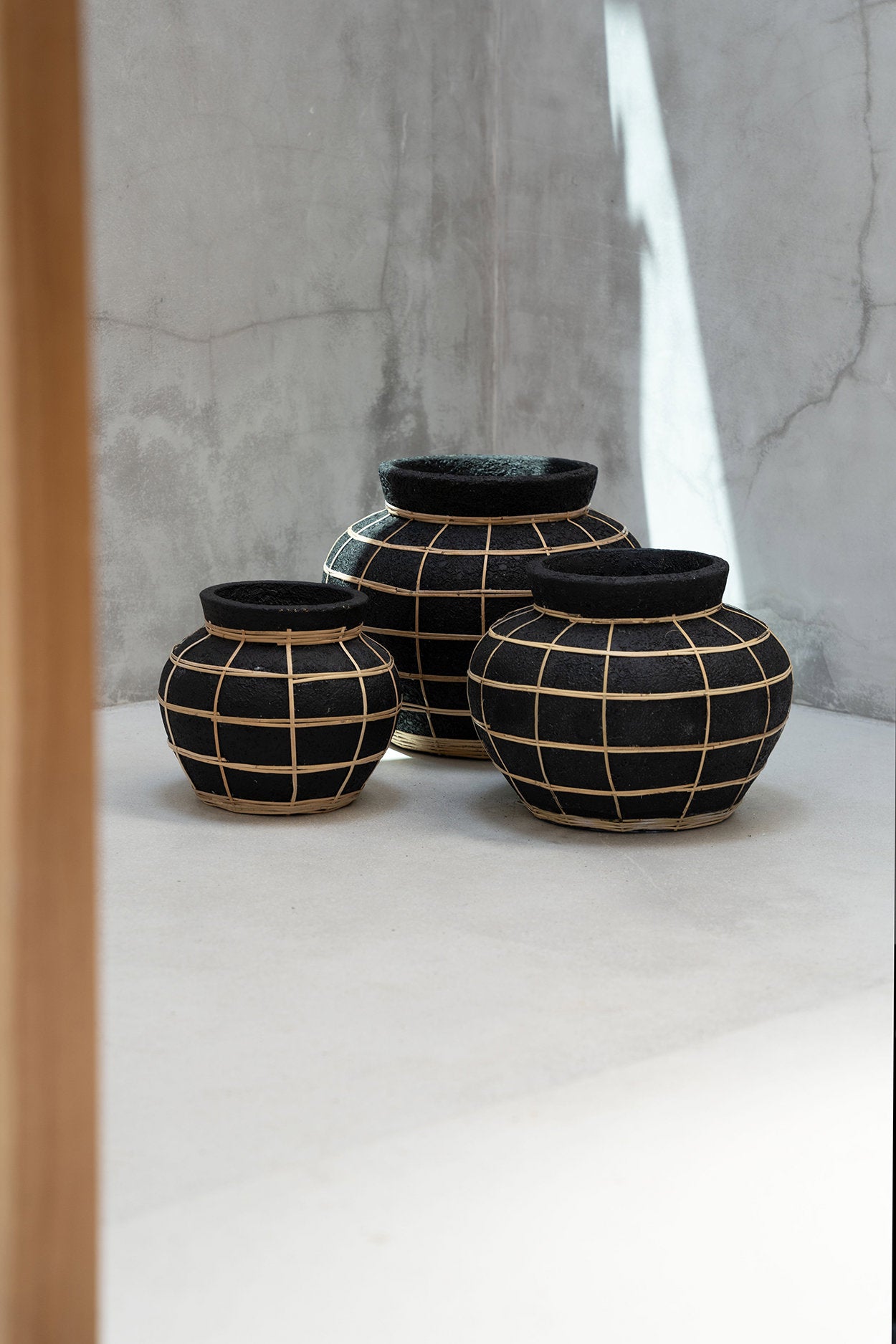 the-belly-vase-black-natural-m
