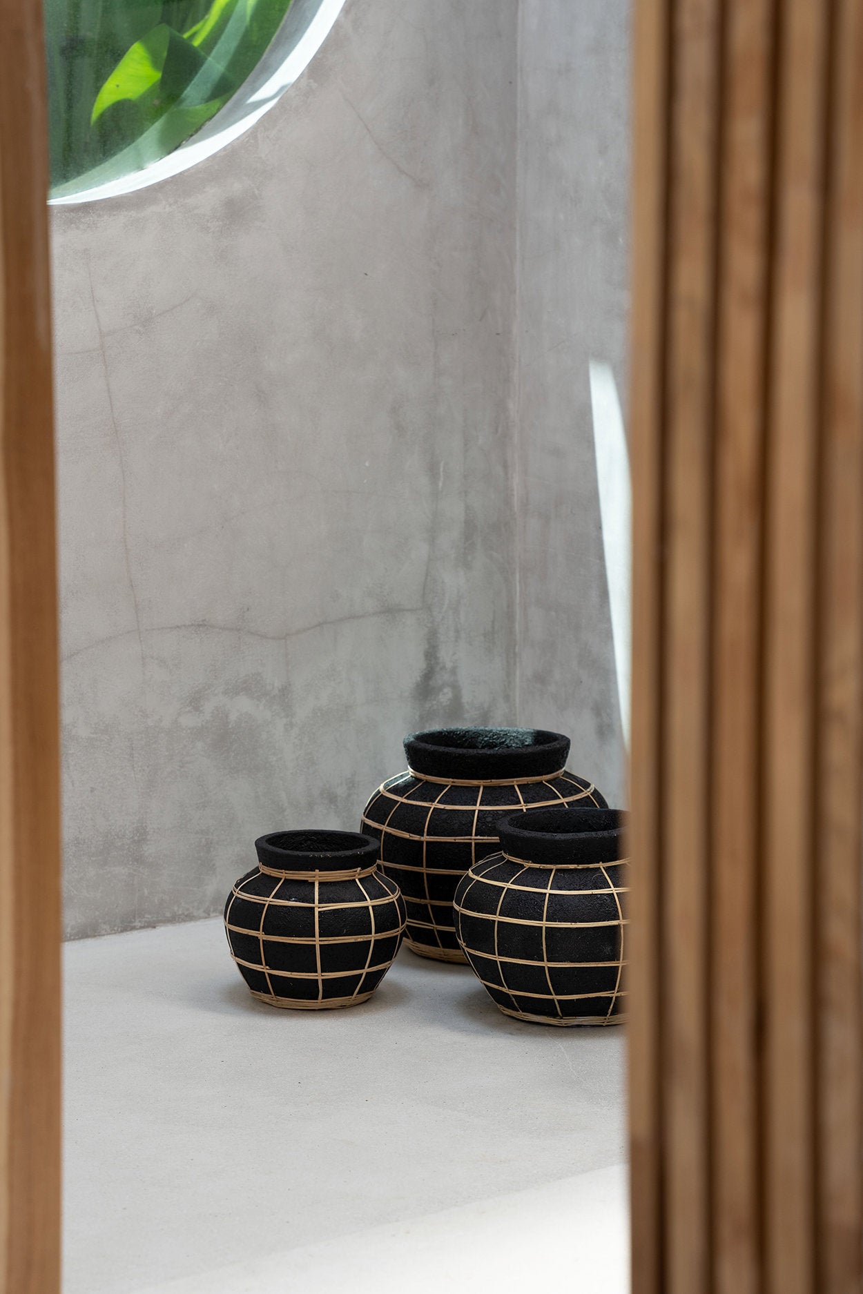 the-belly-vase-black-natural-m