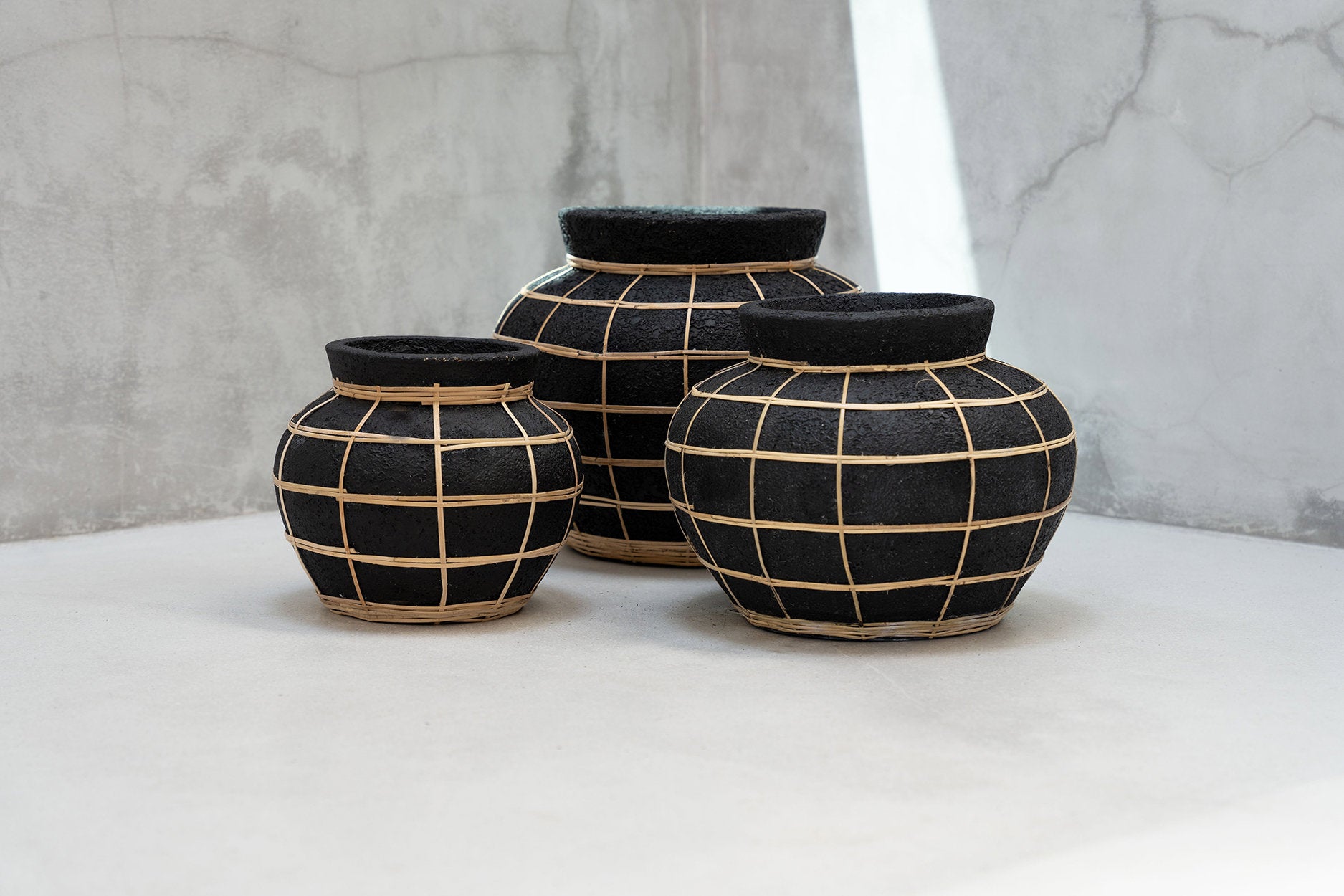 the-belly-vase-black-natural-m