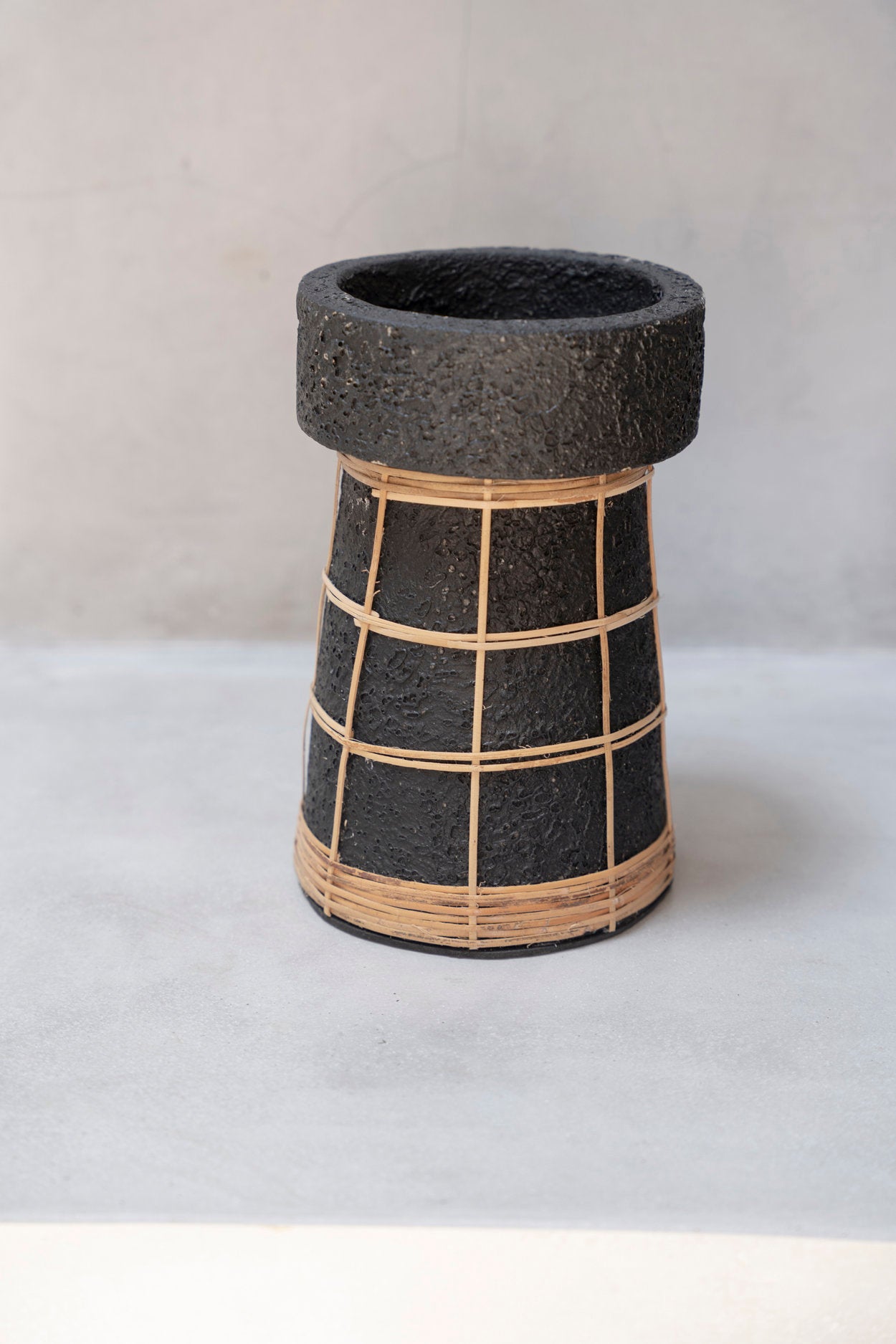 the-serene-candle-holder-black-natural-l