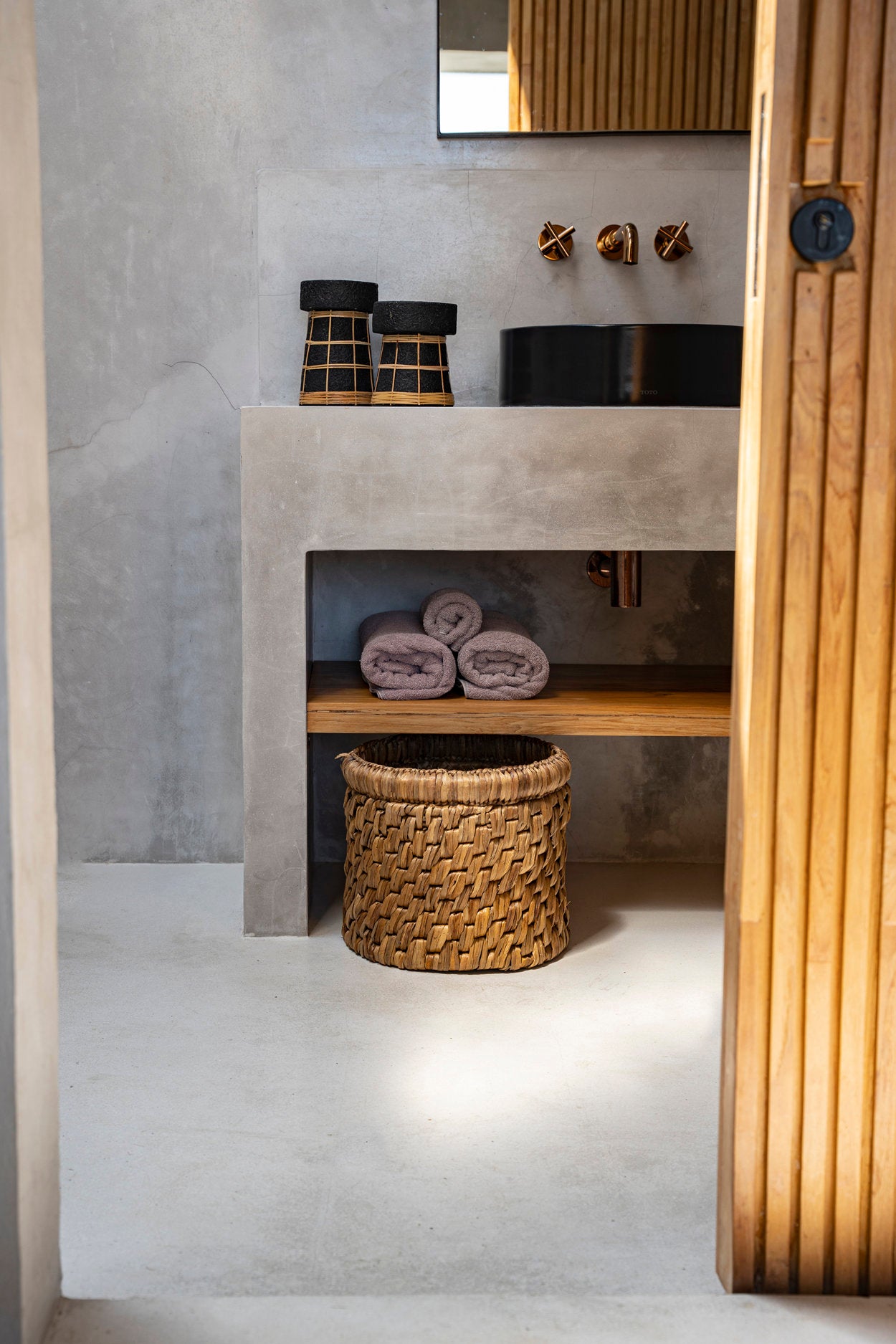 the-serene-candle-holder-black-natural-l