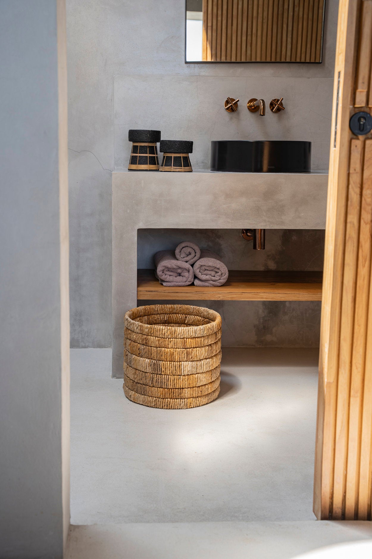 the-serene-candle-holder-black-natural-m