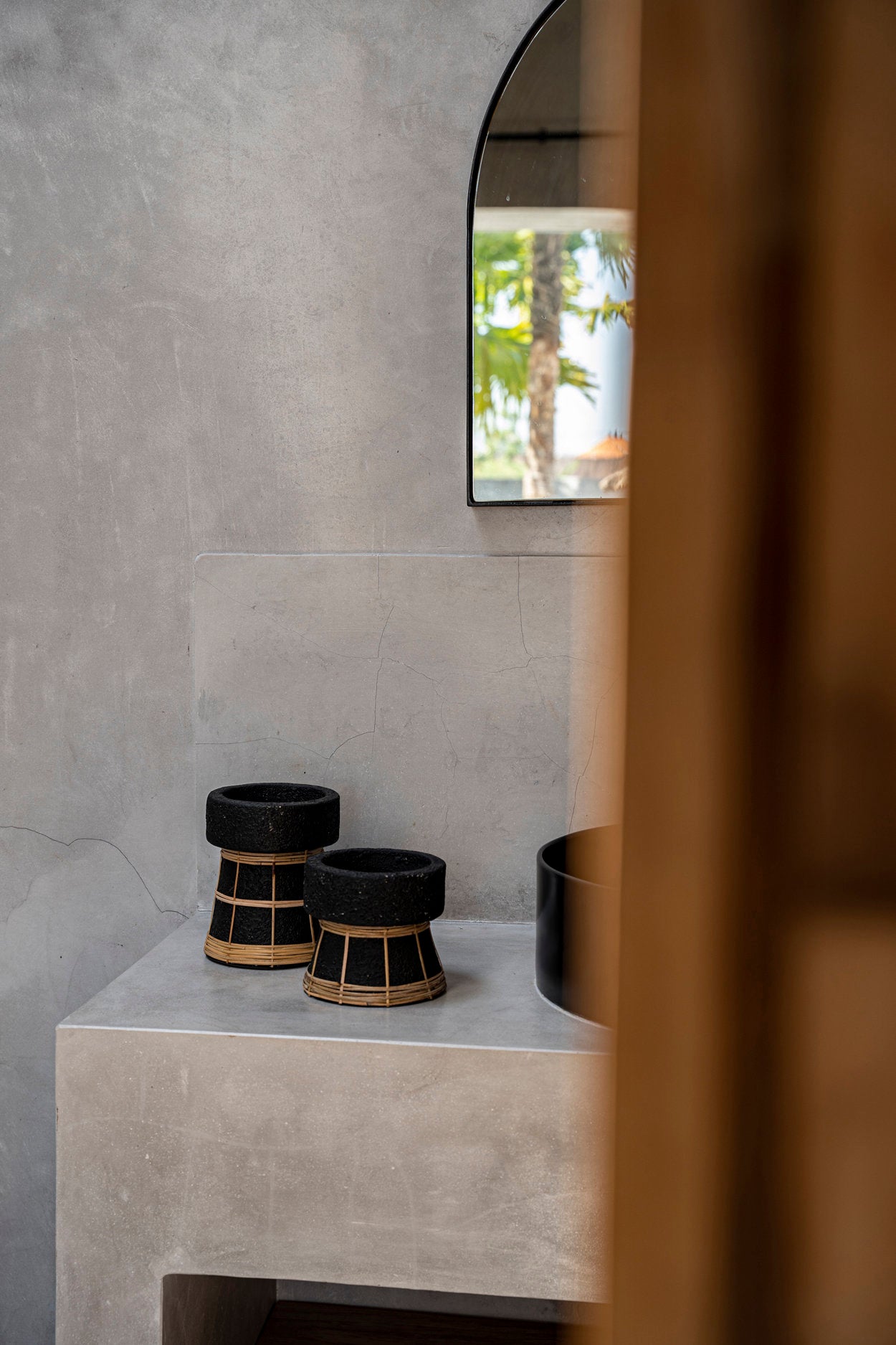 the-serene-candle-holder-black-natural-m