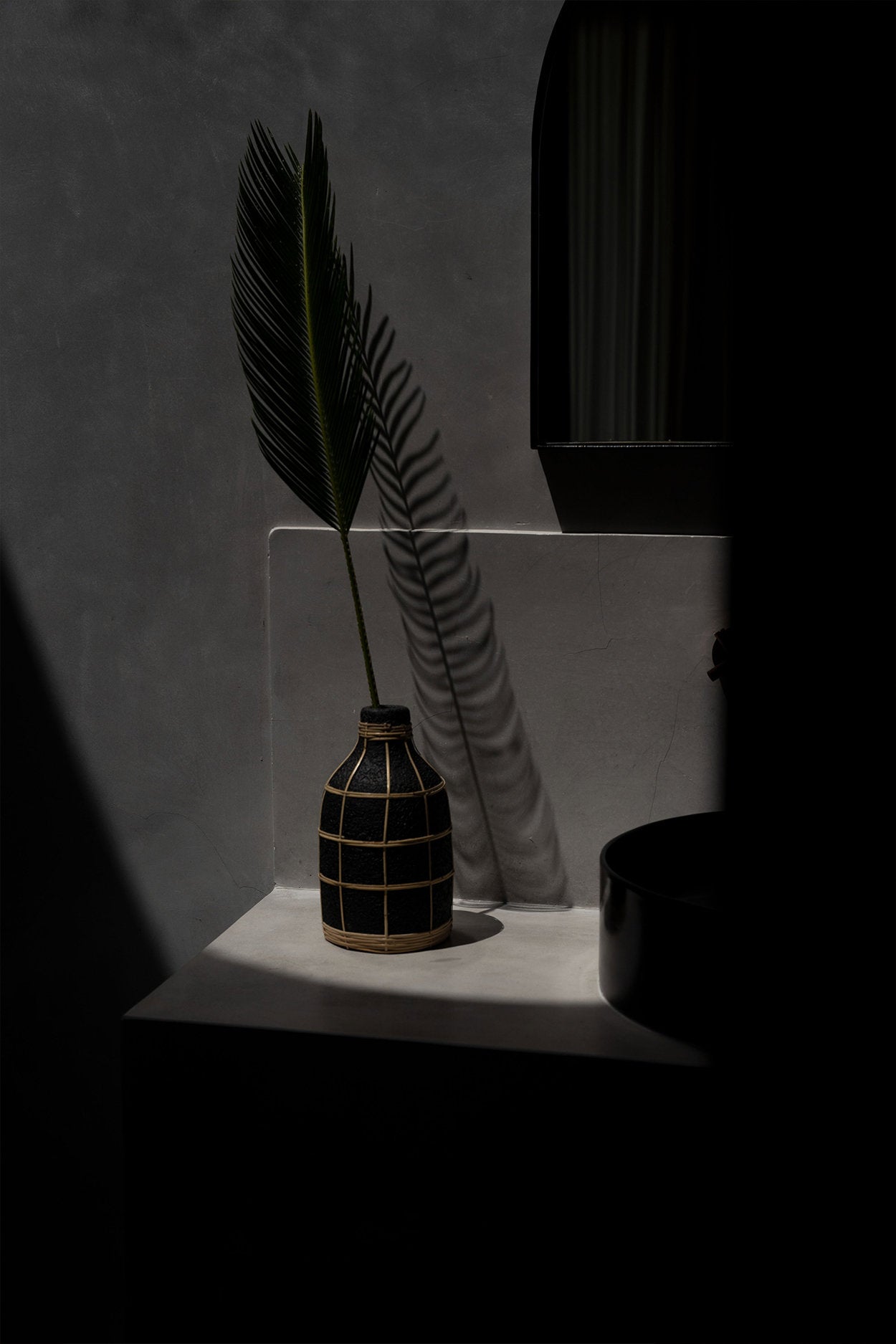 the-whoopy-vase-black-natural-l
