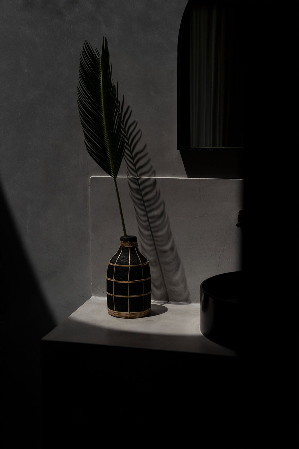 the-whoopy-vase-black-natural-l