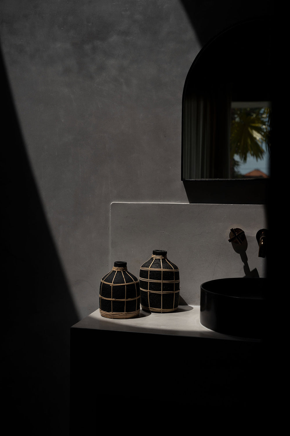 the-whoopy-vase-black-natural-s