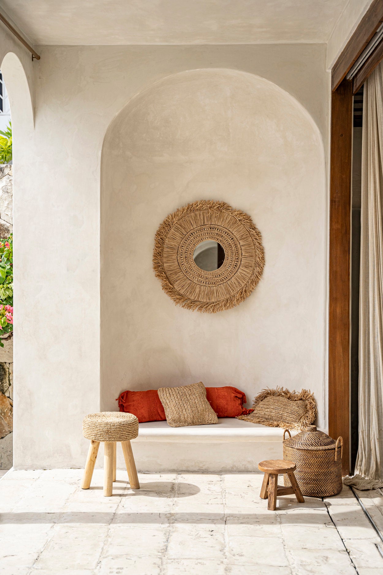 Lightweight stool made with sustainable raffia and solid wood