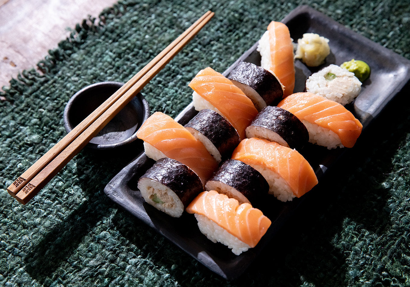 Black terracotta sushi plate, large and durable, perfect for gatherings and modern table settings.