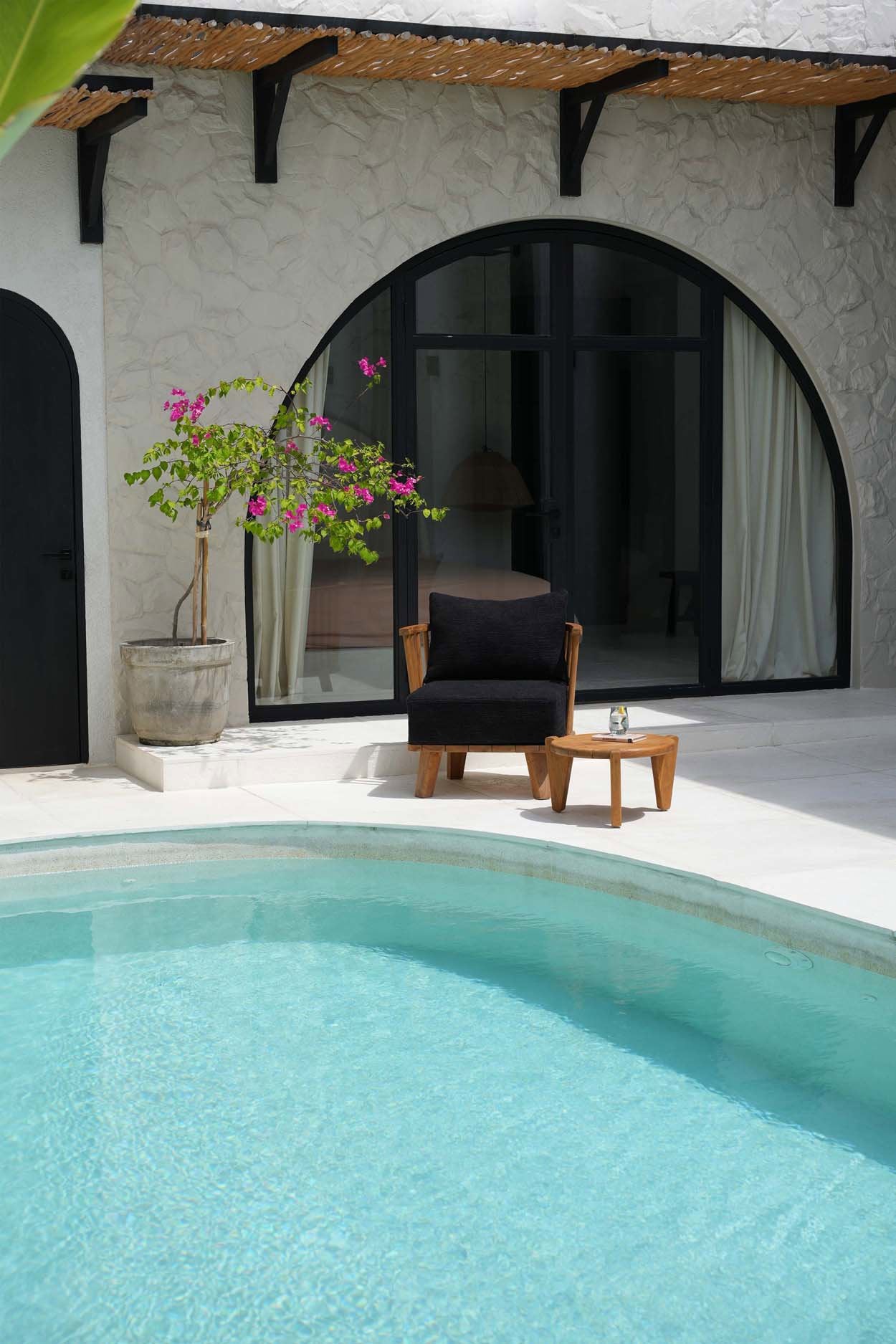 the-malawi-one-seater-natural-black