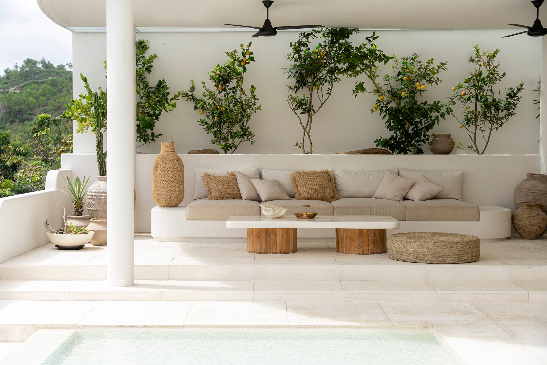 the-huge-pouffe-natural