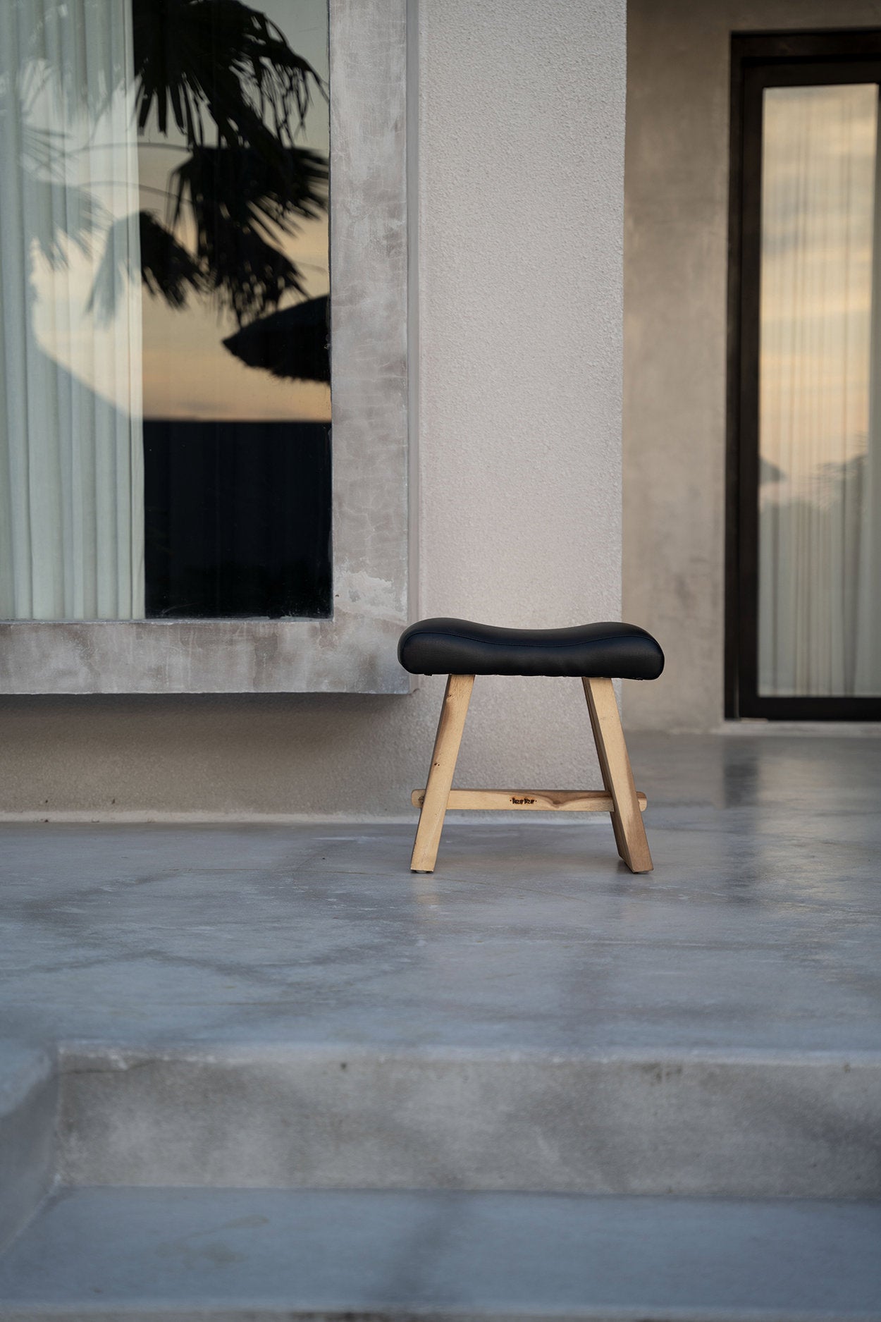 the-suar-stool-with-leather-natural-black