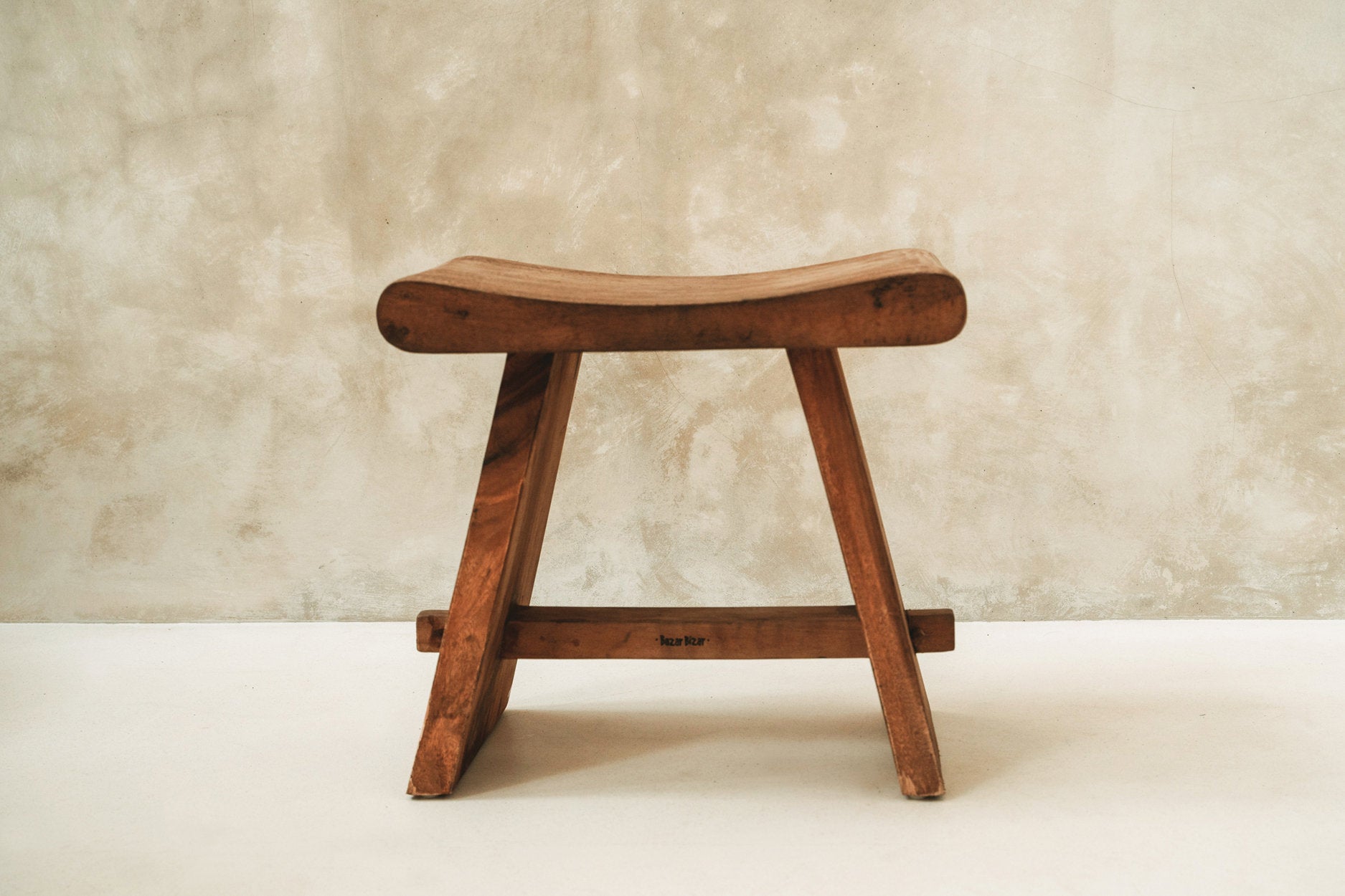 Handcrafted 50 cm wooden stool, perfect for your dining room or bathroom