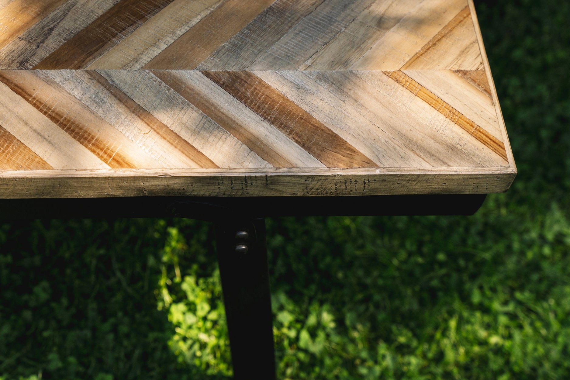 Black iron herringbone bench 150 cm, ideal for any home decor