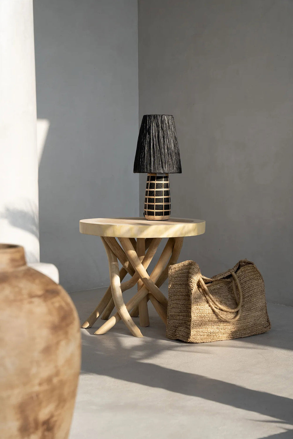 the-naxos-table-lamp-black-natural