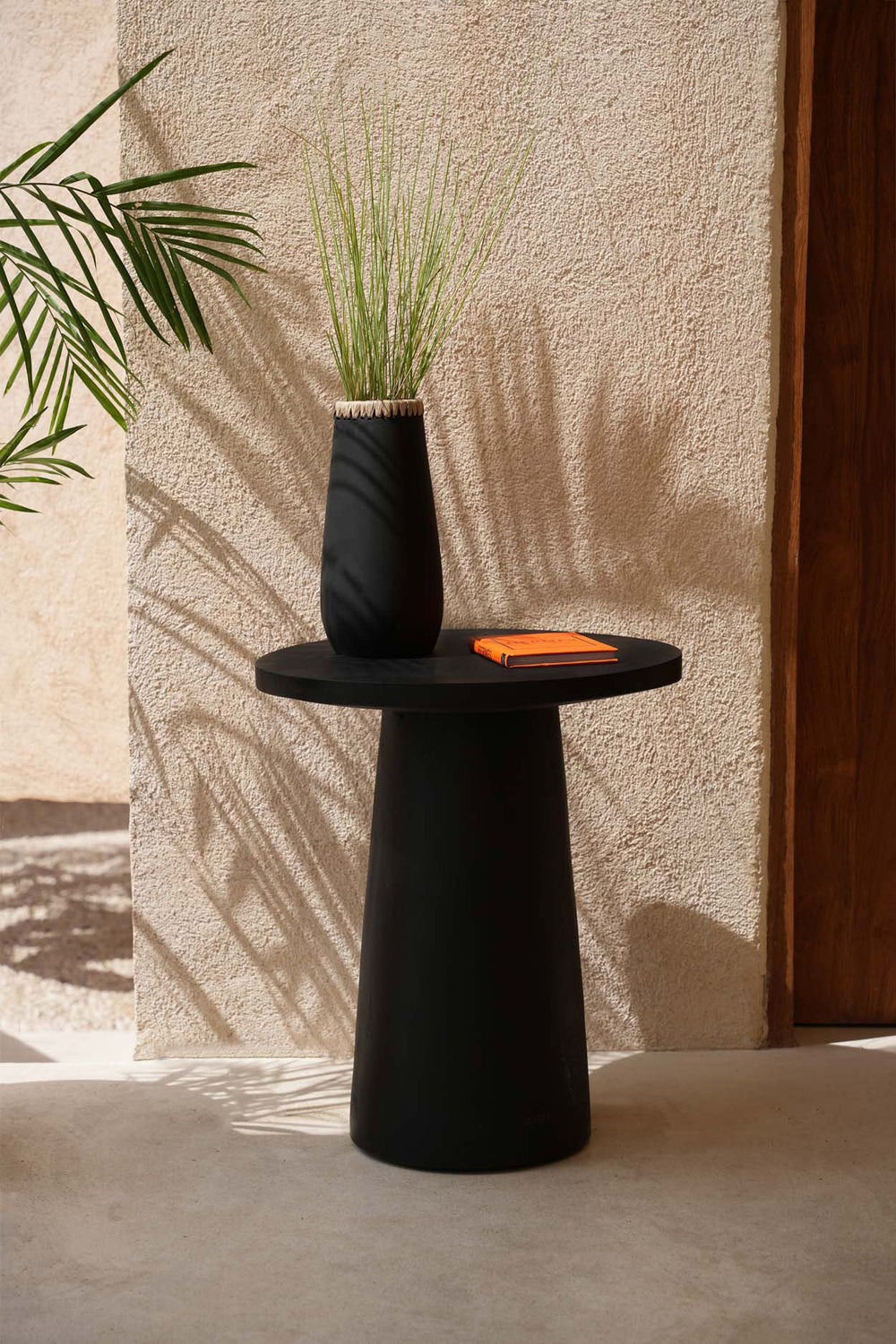 the-sneaky-vase-black-natural-l