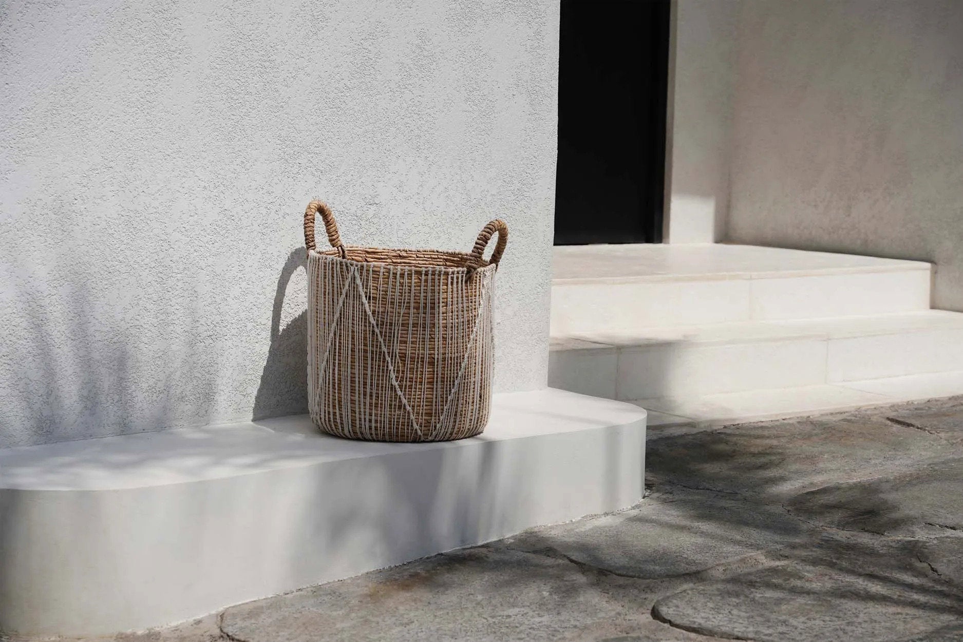 the-straight-stitched-macrame-basket-m