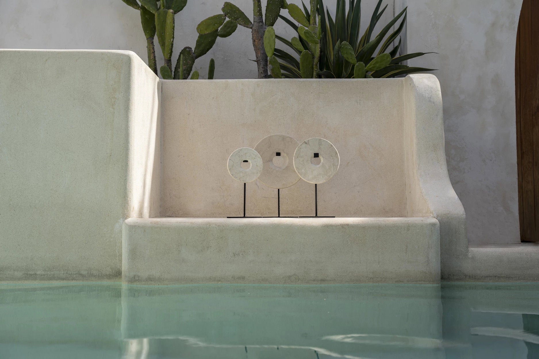 the-marble-disc-on-stand-white-m