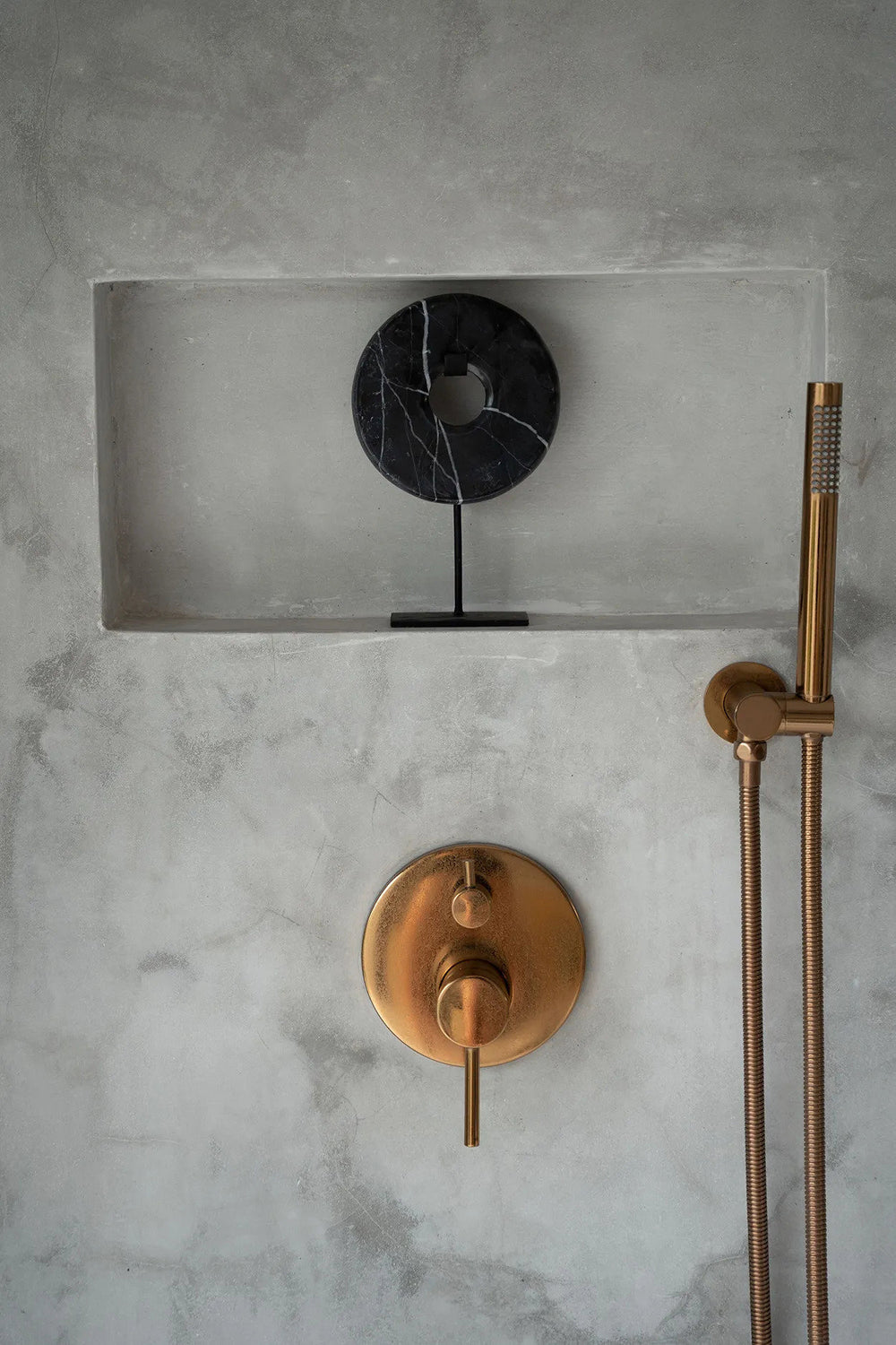 the-marble-disc-on-stand-black-s