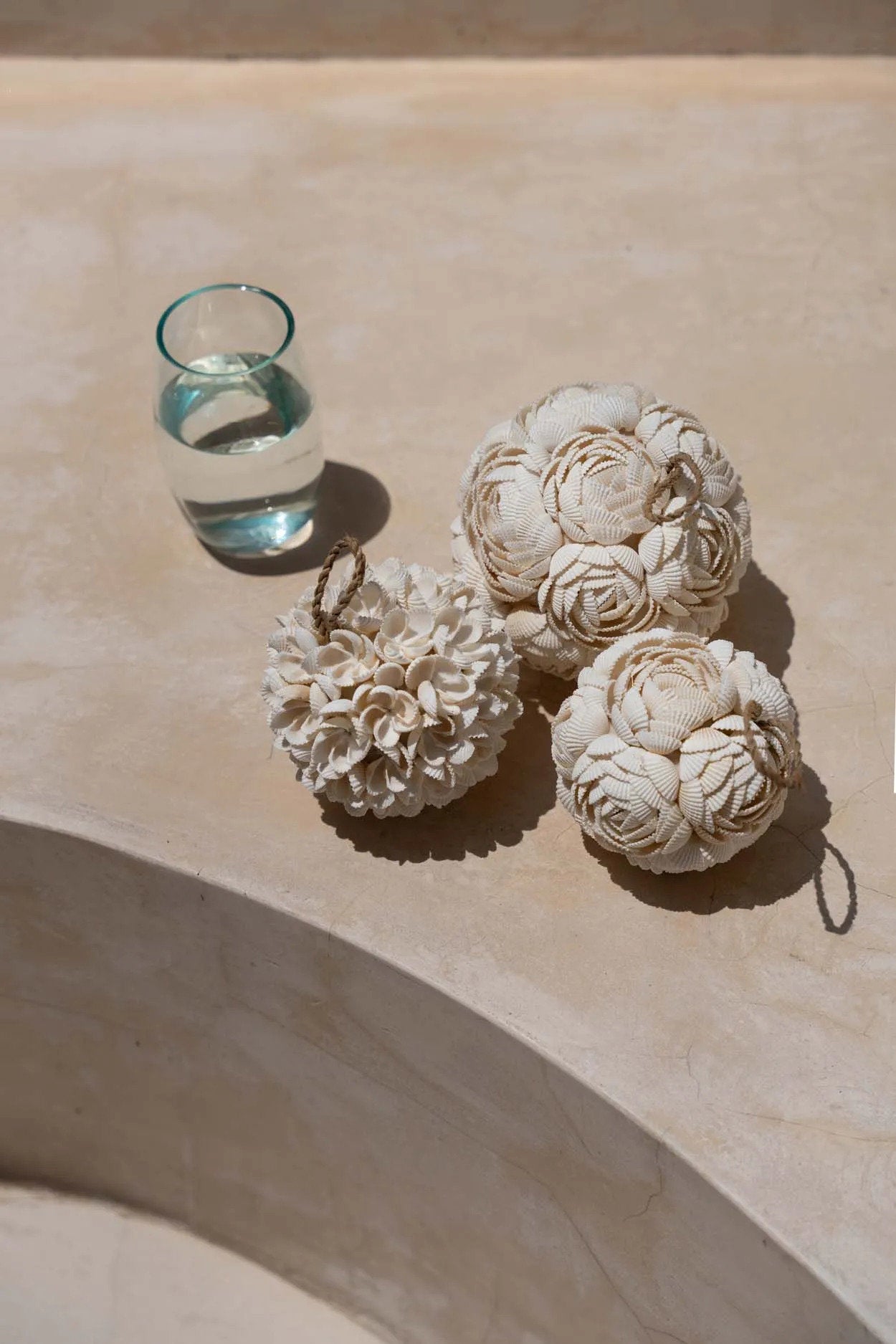 the-rose-shell-ball-white-l