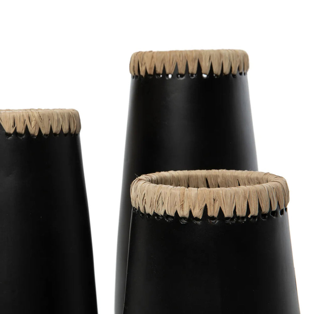 the-sneaky-vase-black-natural-m