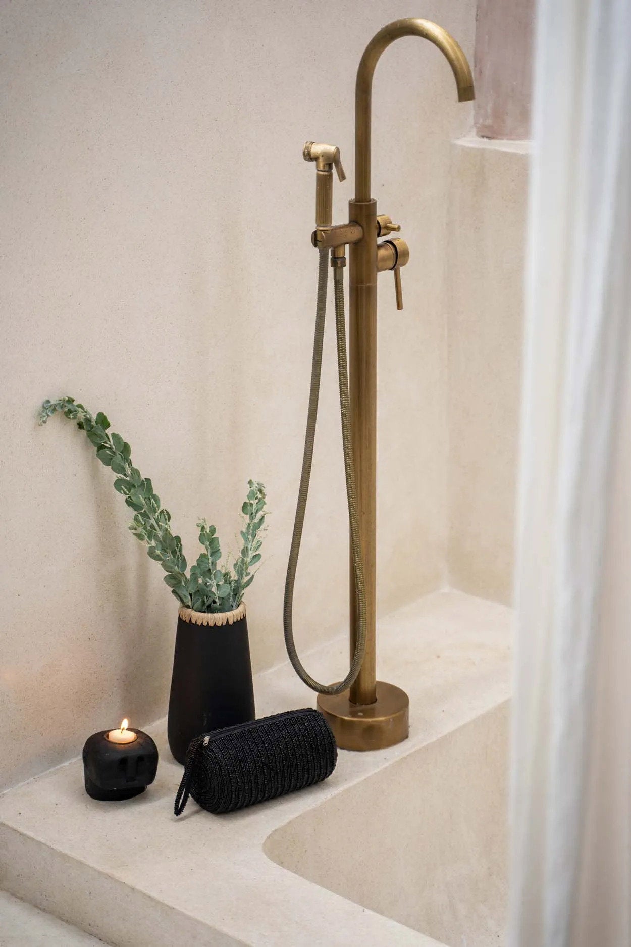 the-sneaky-vase-black-natural-s