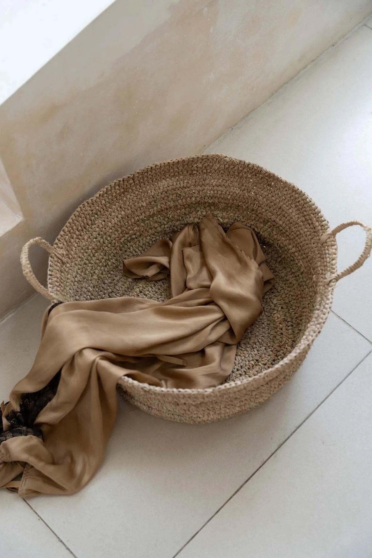 the-raffia-basket-trays-natural-l