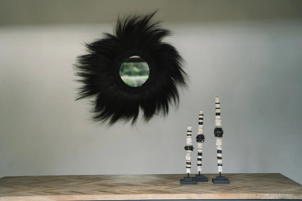 the-money-shell-on-stand-black-white-l