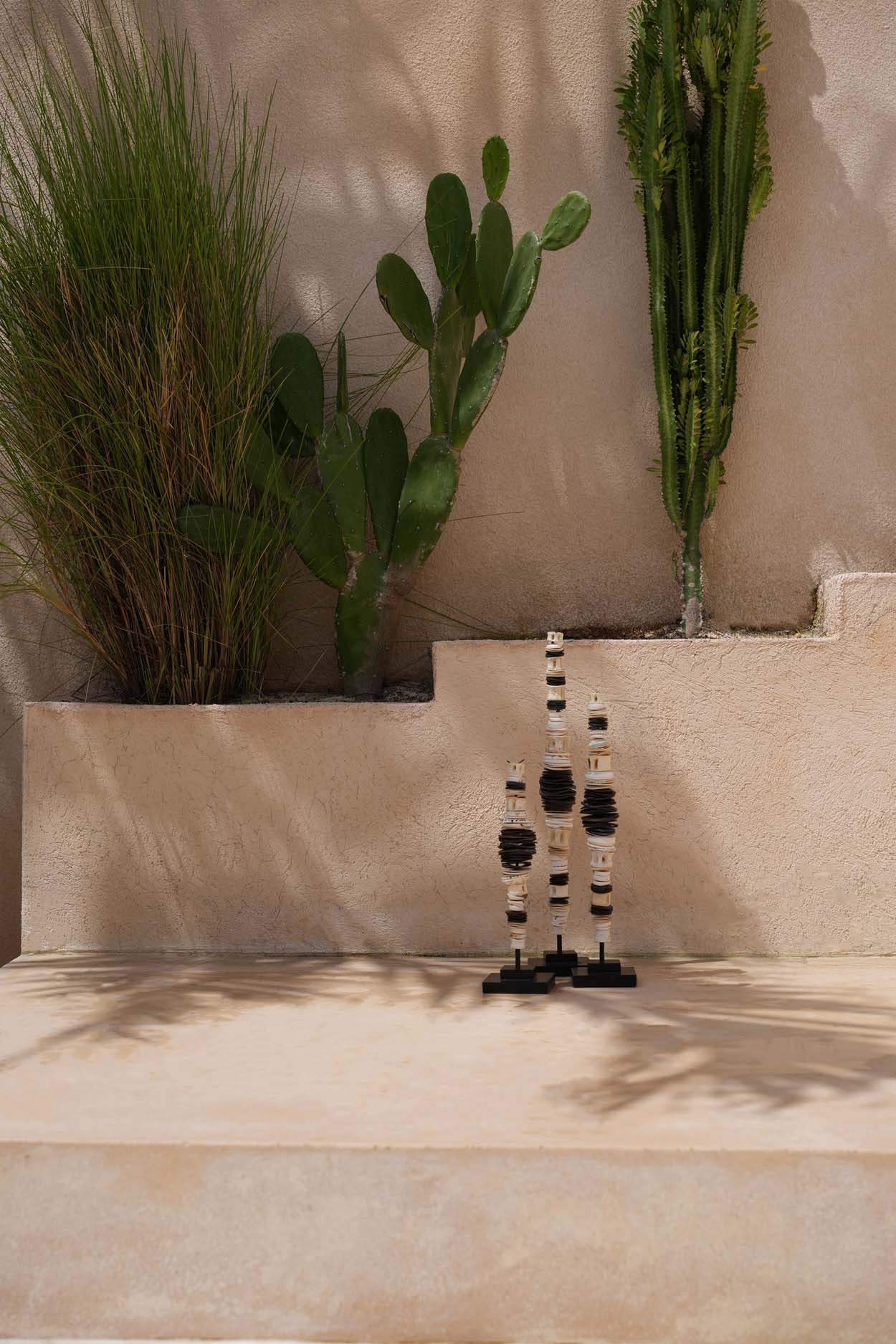 the-money-shell-on-stand-black-white-l