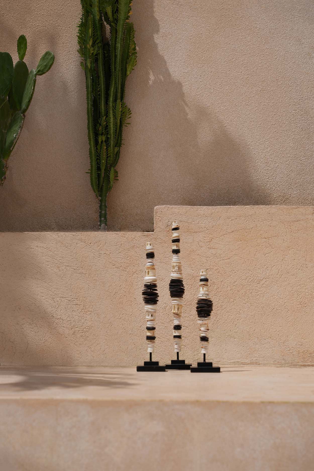 the-money-shell-on-stand-black-white-l