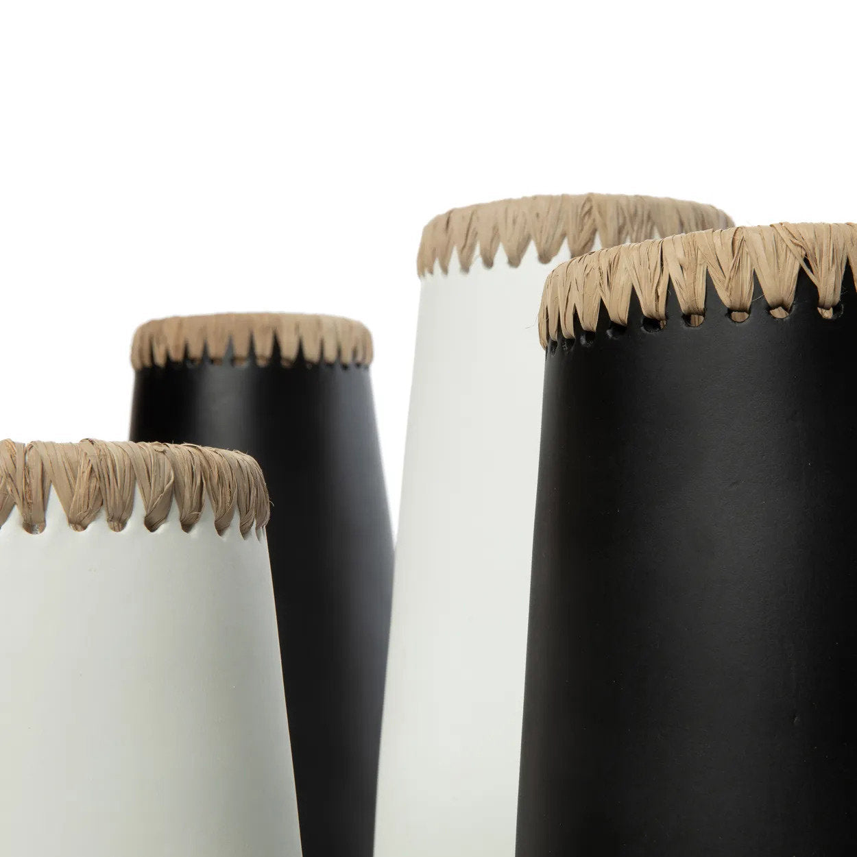 the-sneaky-vase-black-natural-m