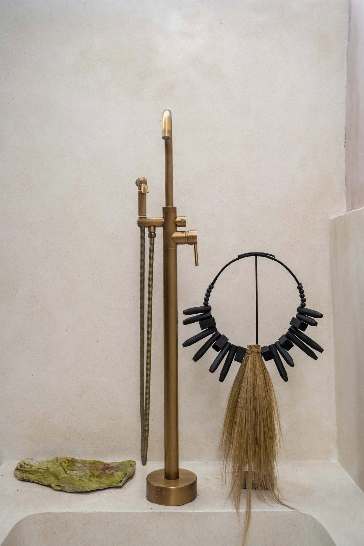 Natural rayung grass on wooden sculpture for tropical vibe