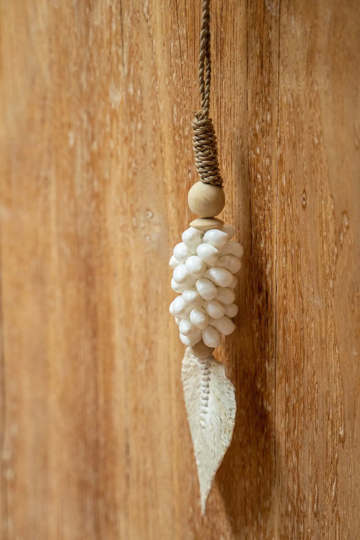 the-leaf-shell-tassel-white