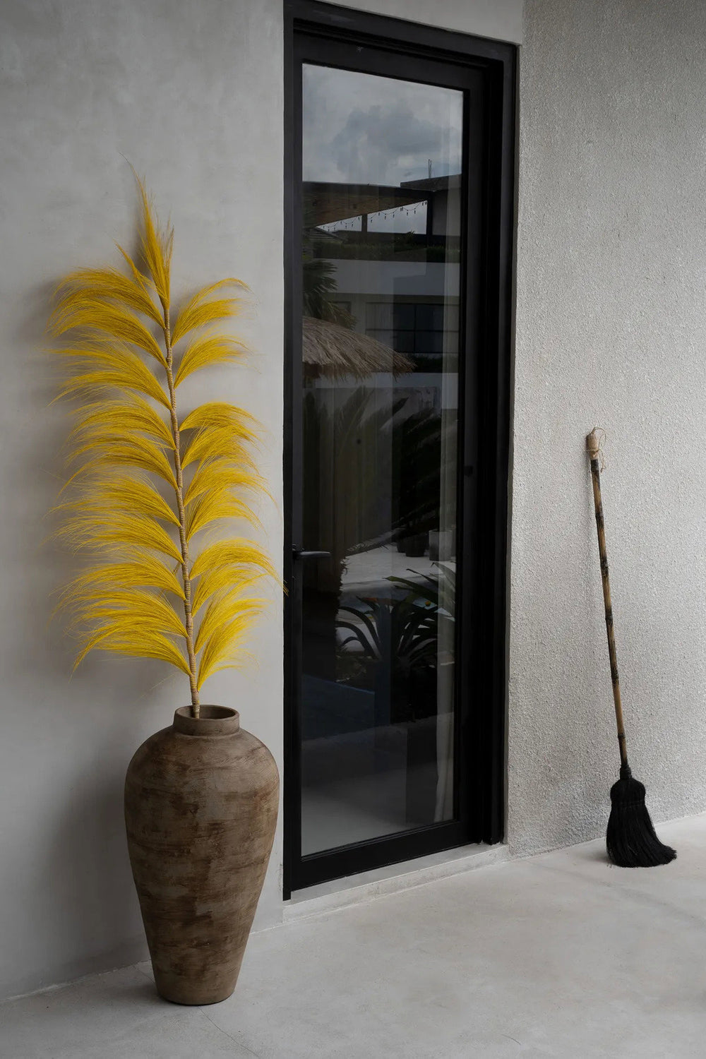 the-big-broom-black