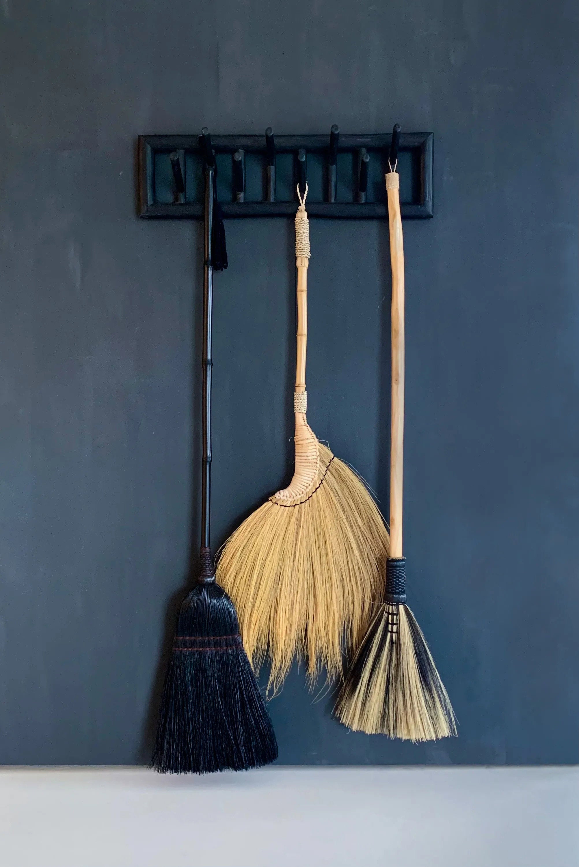 the-big-broom-natural-black